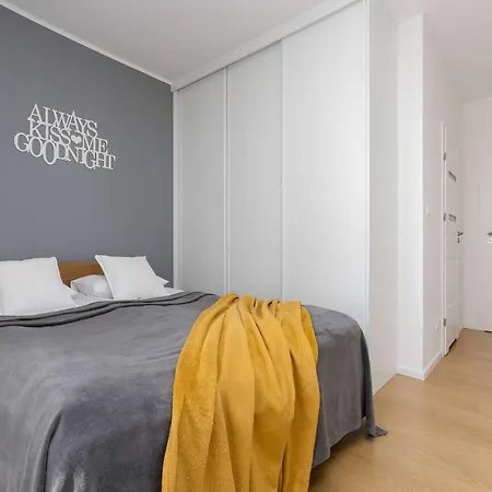 アパート Unique For 6 People With Balcony & Parking By Renters ワルシャワ